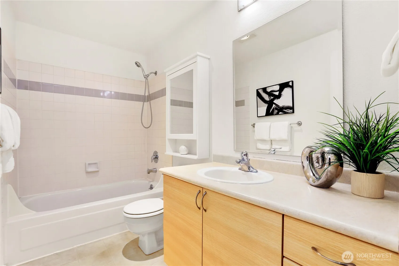 215 9th Street #D204, Kirkland, WA 98033