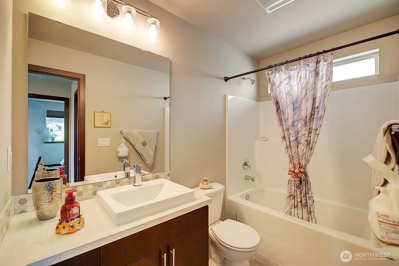17819 19th Avenue W, Lynnwood, WA 98037