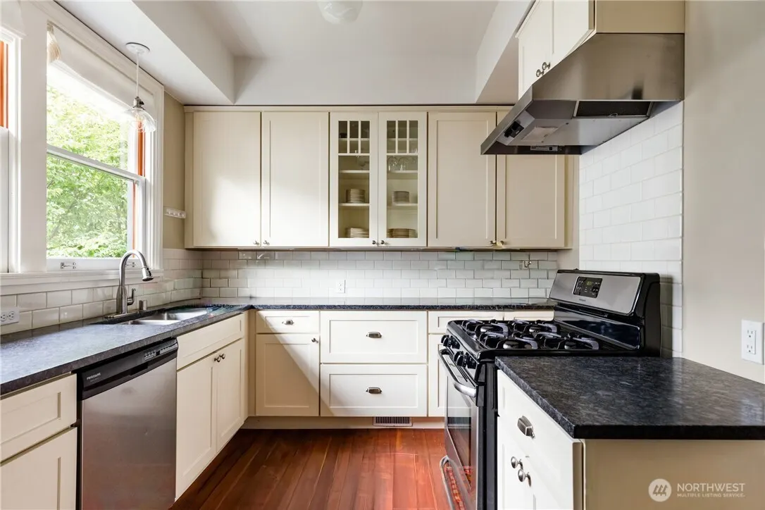 822 24th Avenue , Seattle, WA 98122