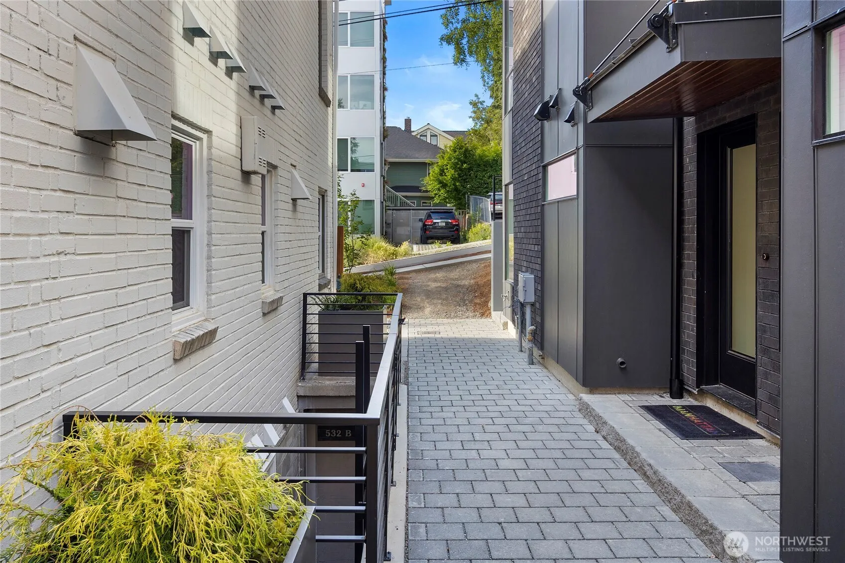 530 12th Avenue E, Seattle, WA 98102