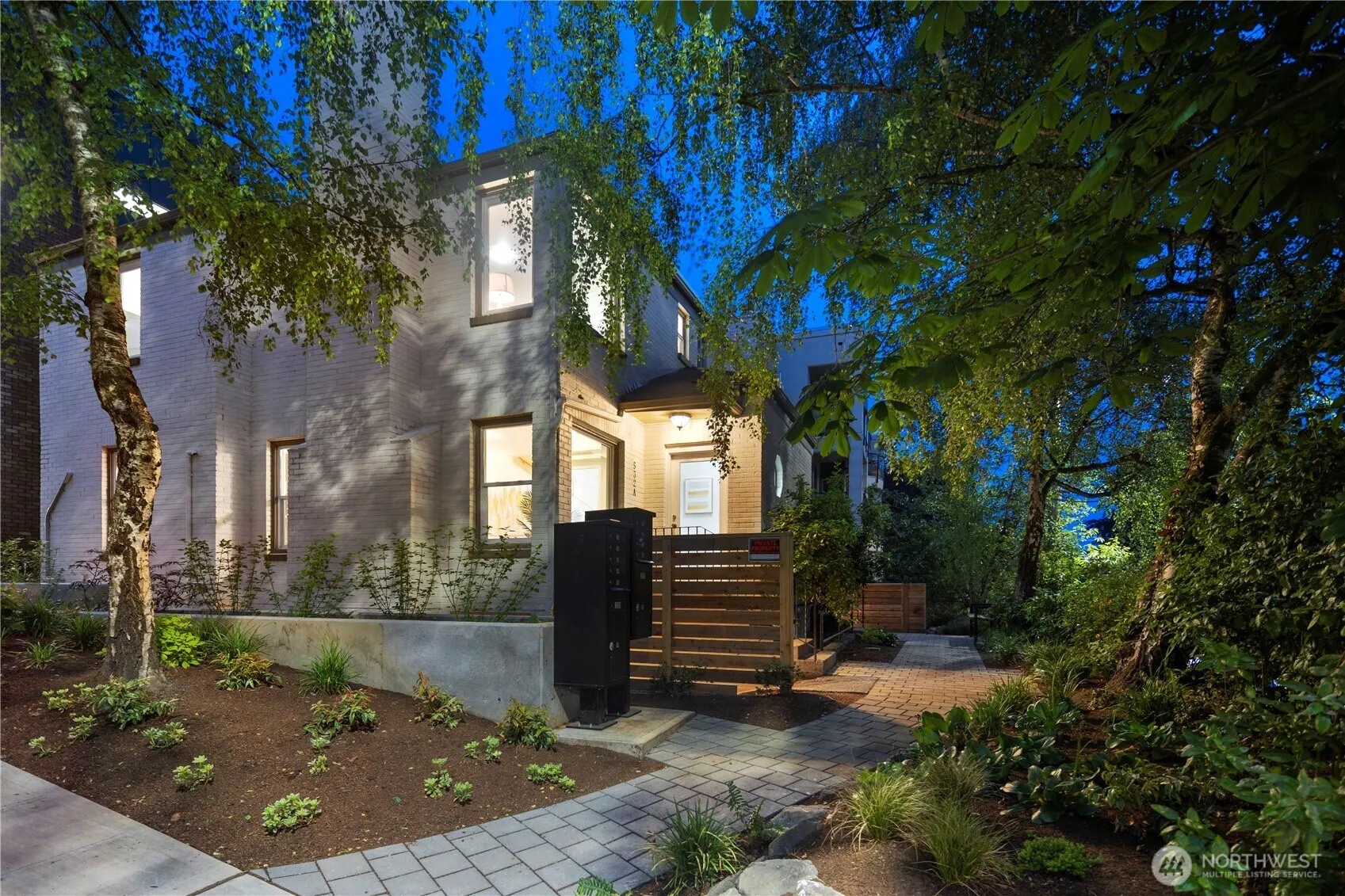 530 12th Avenue E, Seattle, WA 98102
