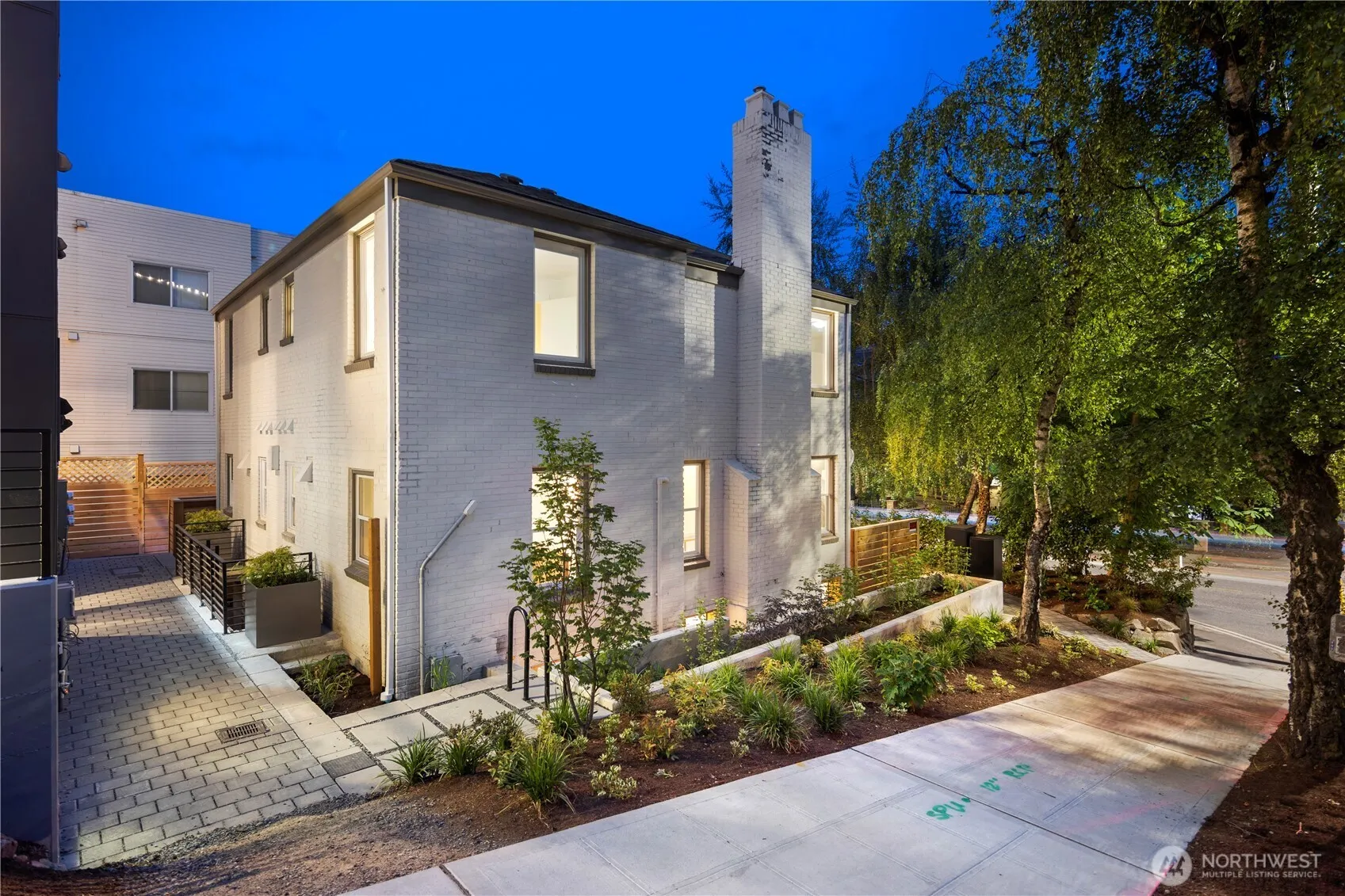 530 12th Avenue E, Seattle, WA 98102