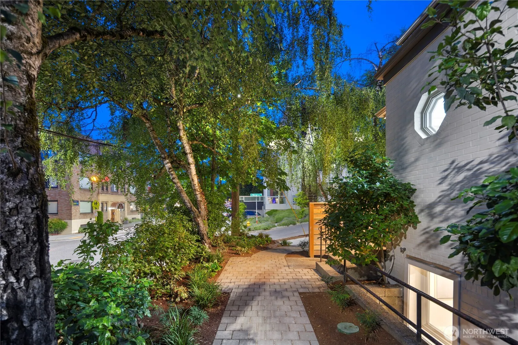 530 12th Avenue E, Seattle, WA 98102