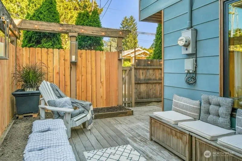 7936 Densmore Avenue N, Seattle, WA 98103-4910