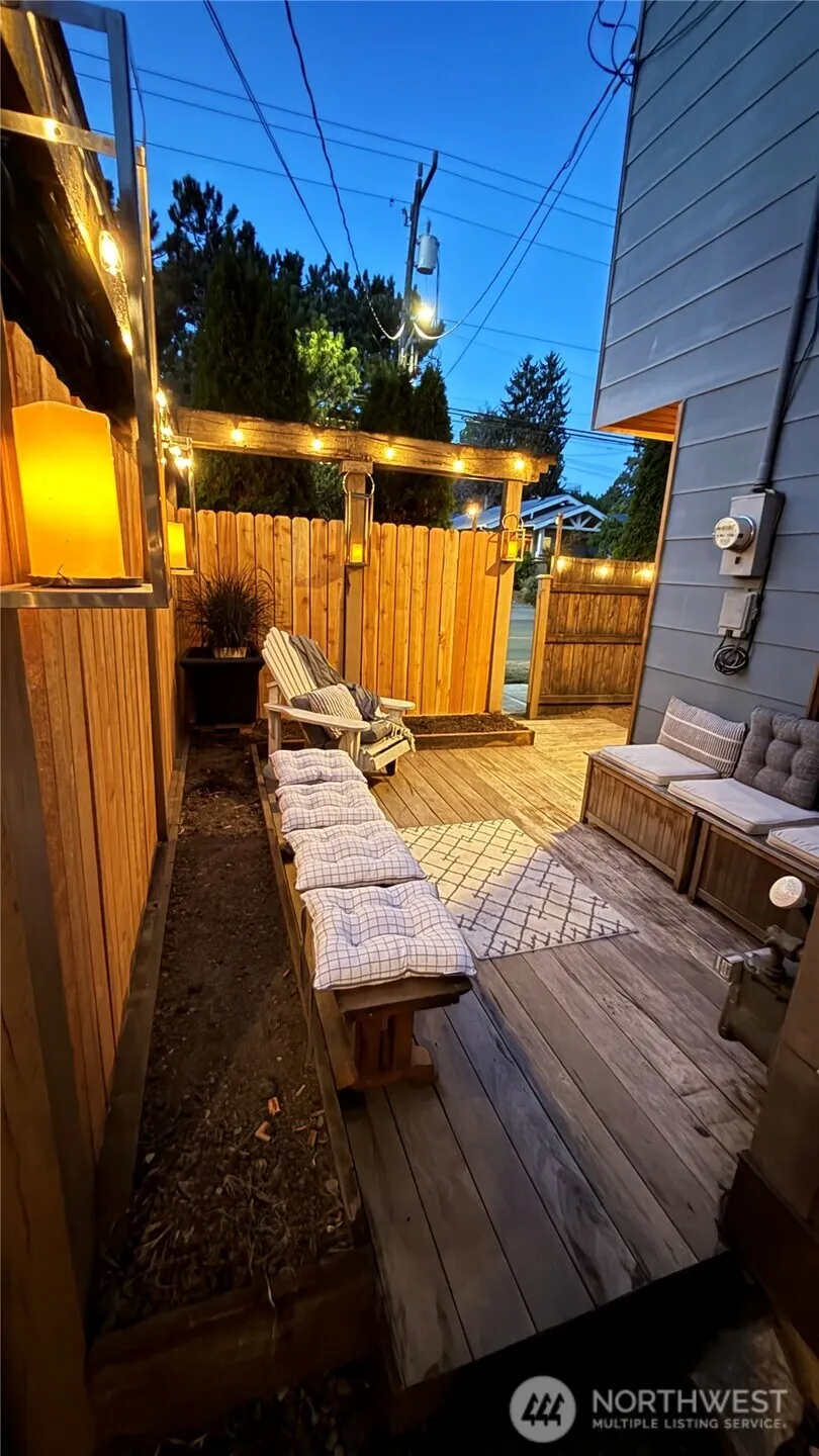 7936 Densmore Avenue N, Seattle, WA 98103-4910