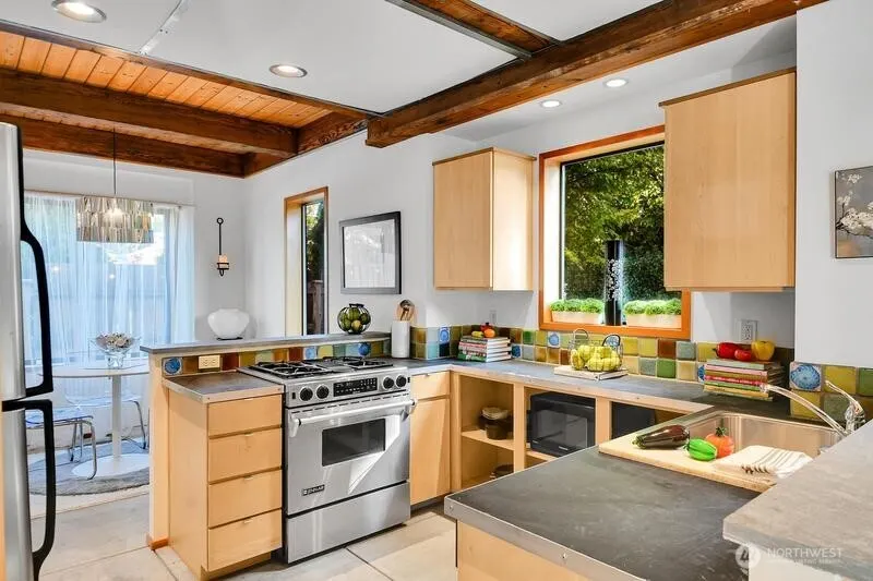 7936 Densmore Avenue N, Seattle, WA 98103-4910