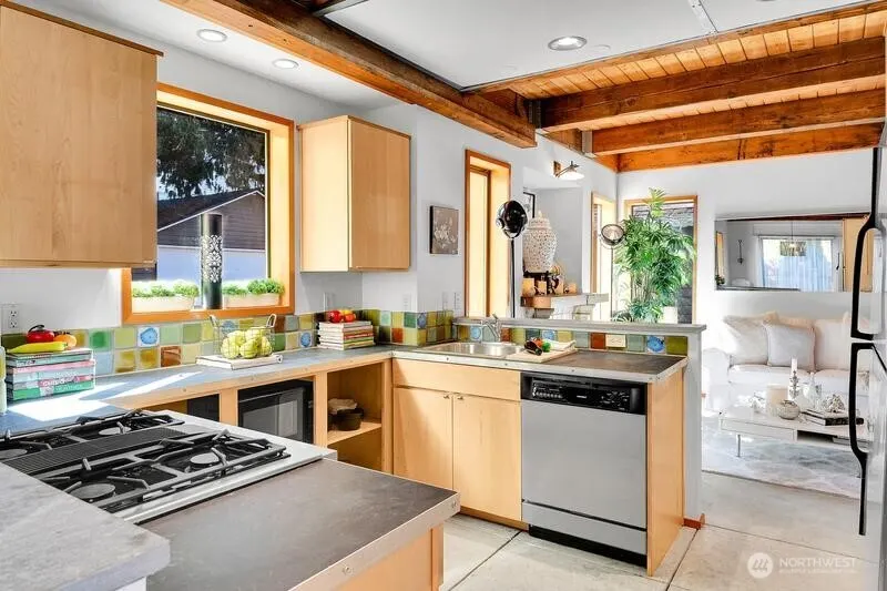 7936 Densmore Avenue N, Seattle, WA 98103-4910