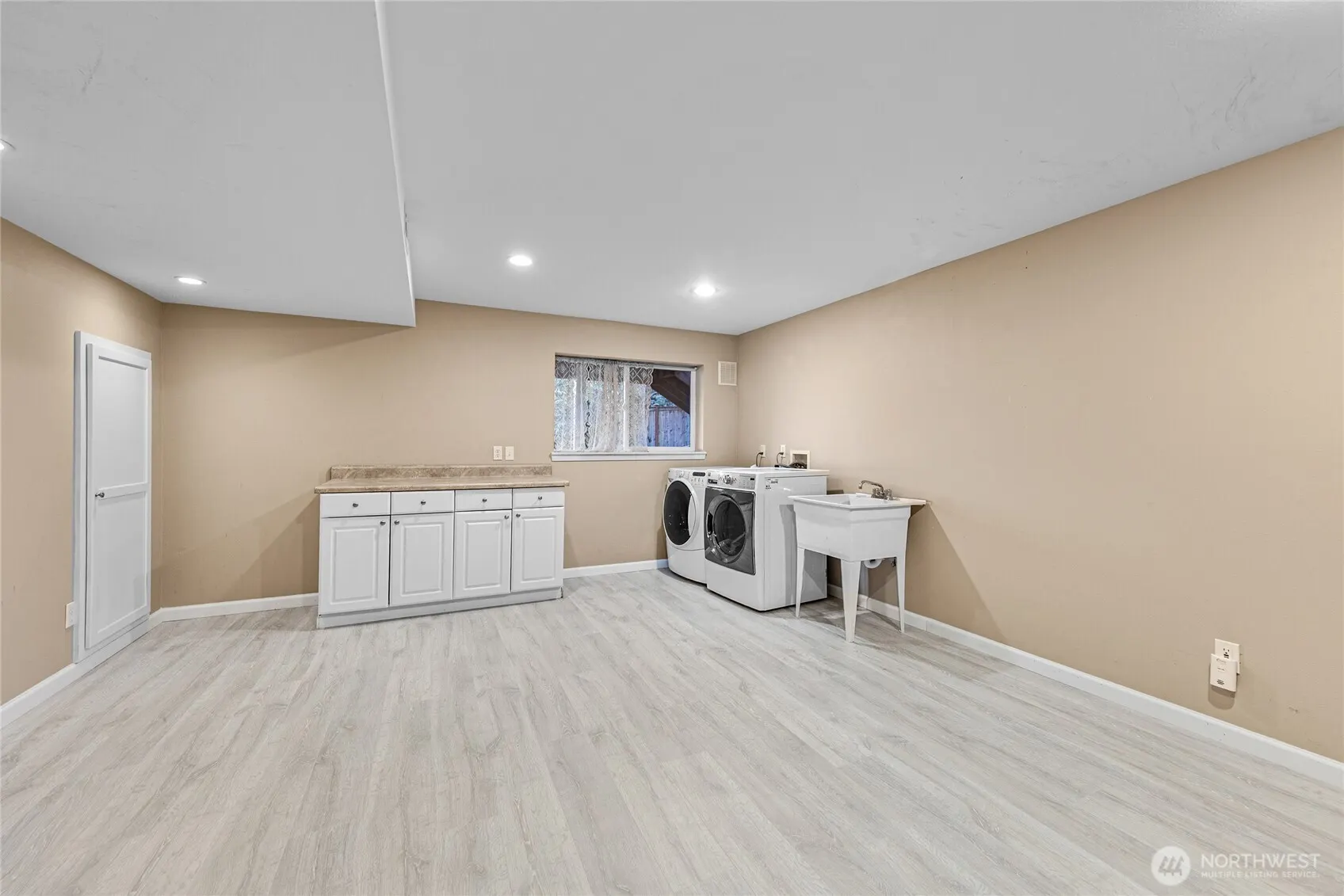 17127 NE 8th Place , Bellevue, WA 98008
