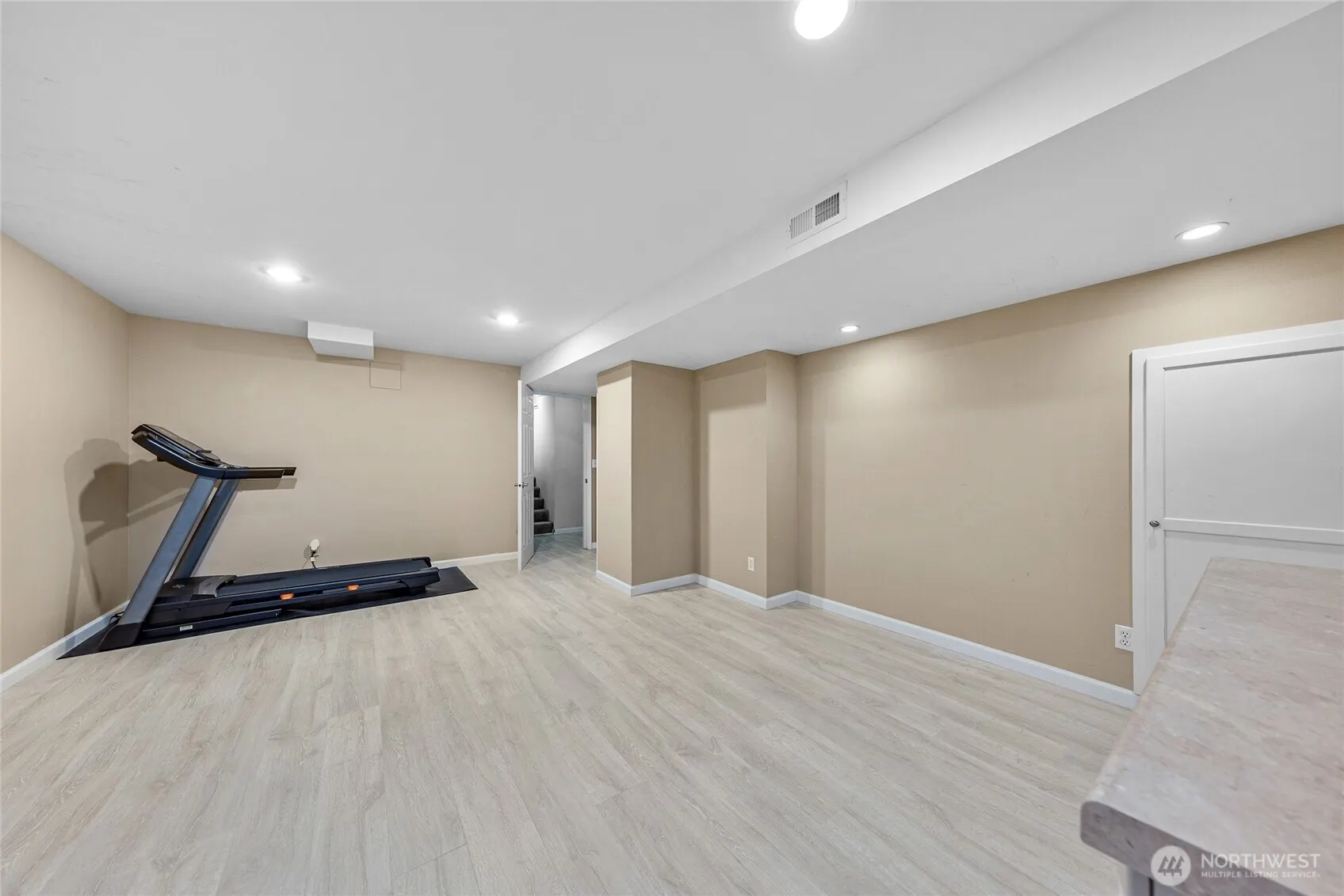 17127 NE 8th Place , Bellevue, WA 98008