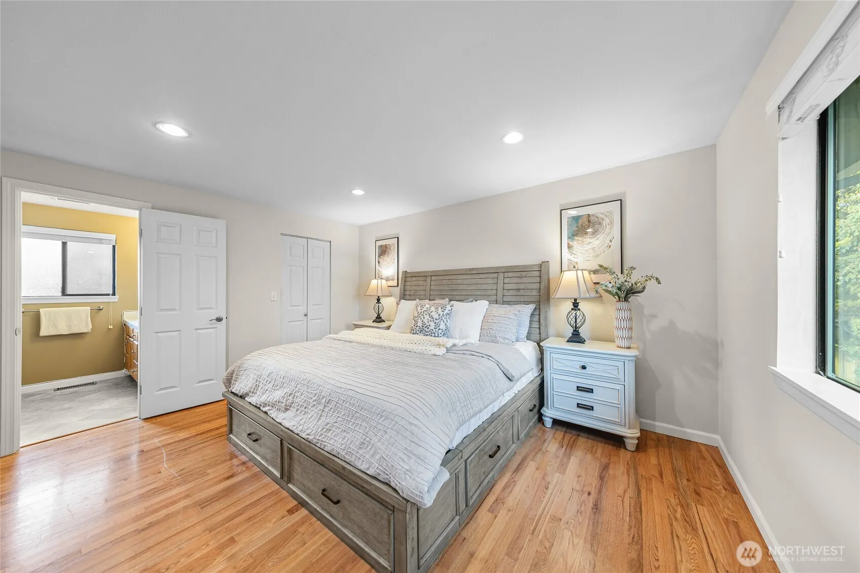17127 NE 8th Place , Bellevue, WA 98008