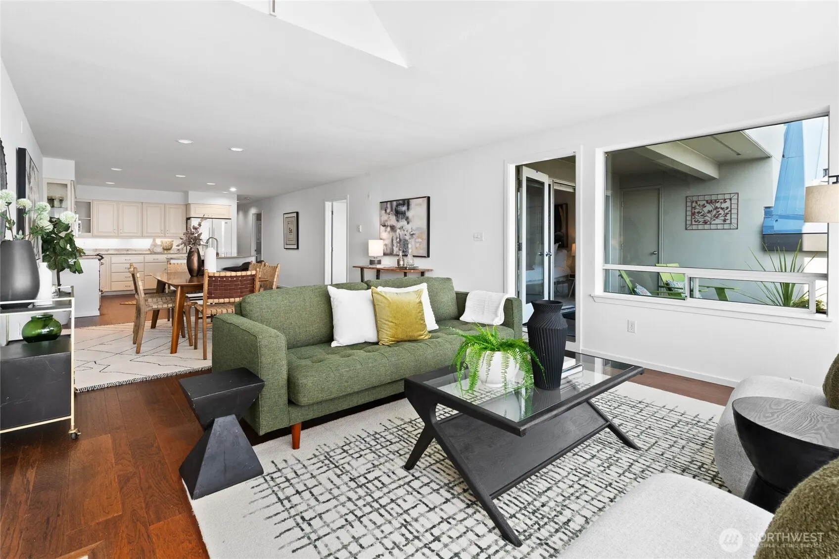 2420 8th Avenue N #102, Seattle, WA 98109