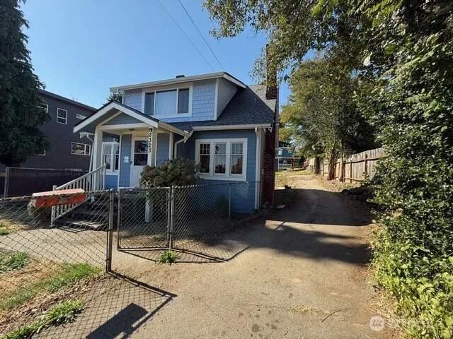 8323 39th Avenue S, Seattle, WA 98118