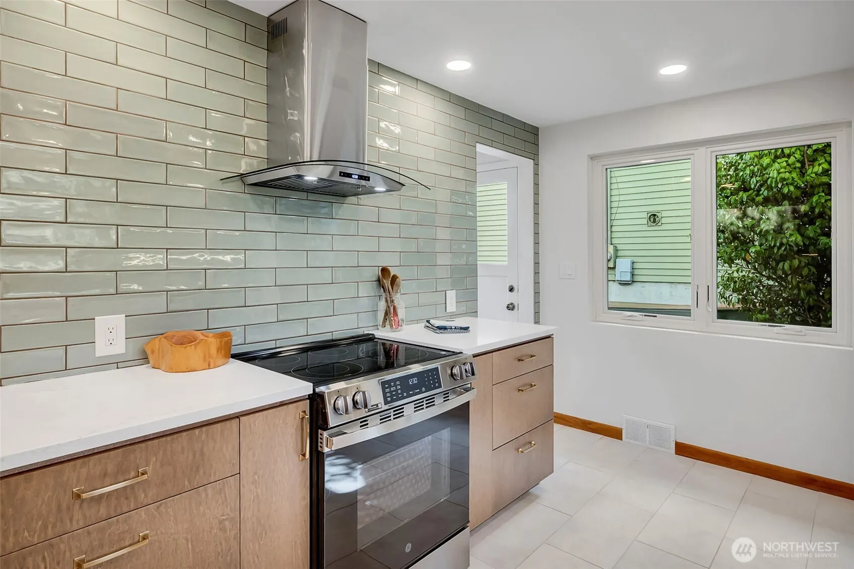 9804 63rd Avenue S, Seattle, WA 98118