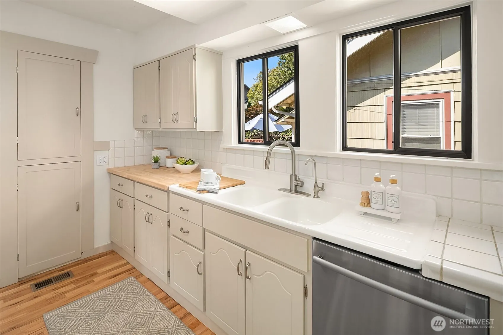 121 NE 58th Street , Seattle, WA 98105-2712