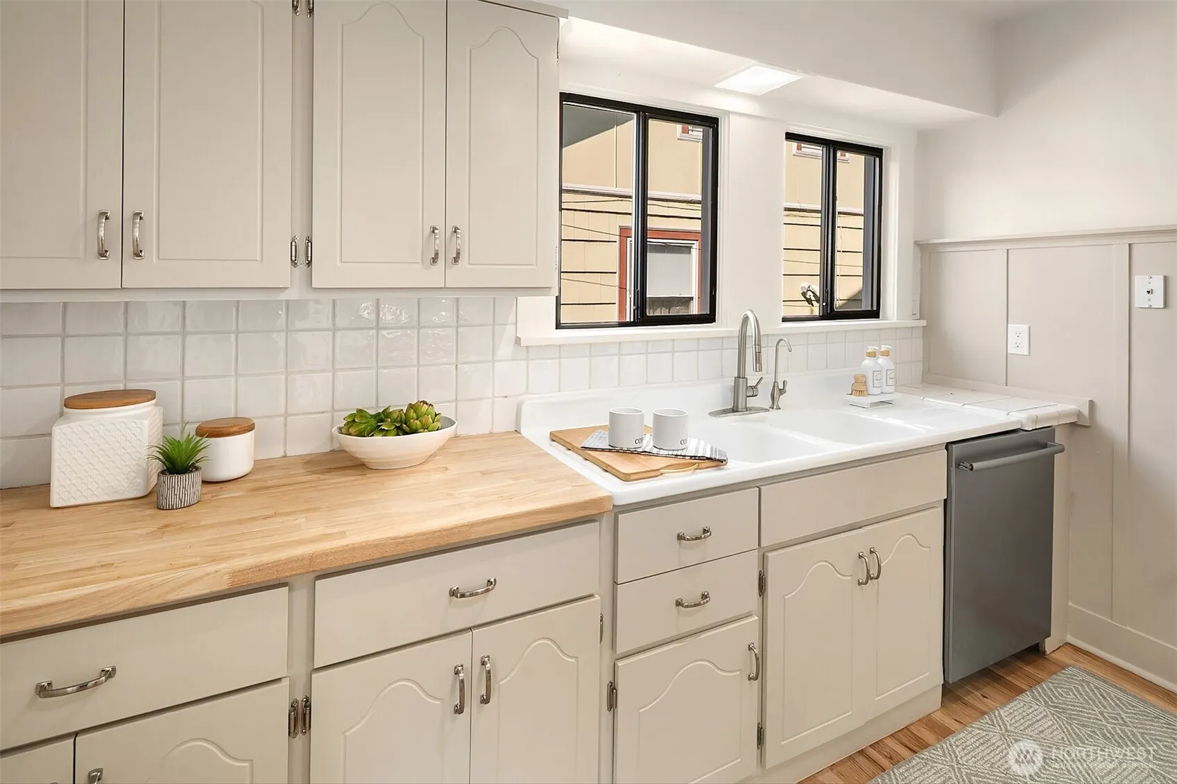 121 NE 58th Street , Seattle, WA 98105-2712