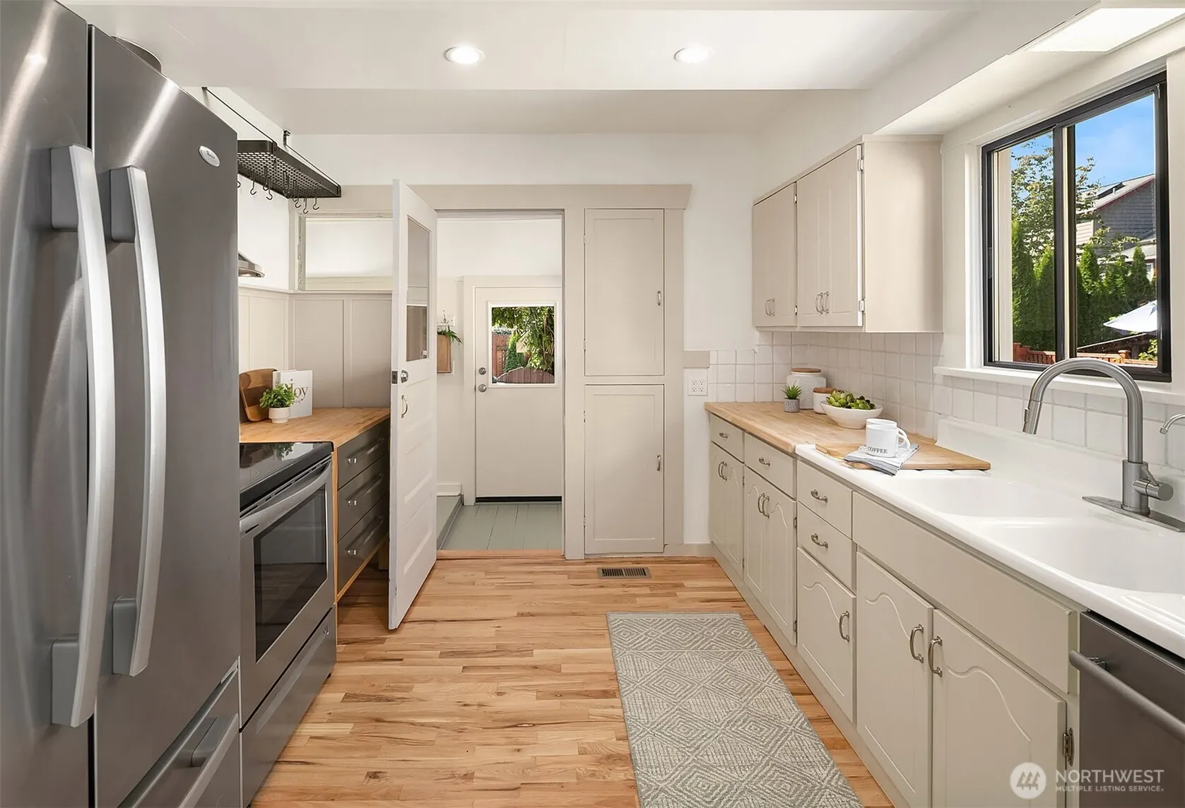 121 NE 58th Street , Seattle, WA 98105-2712