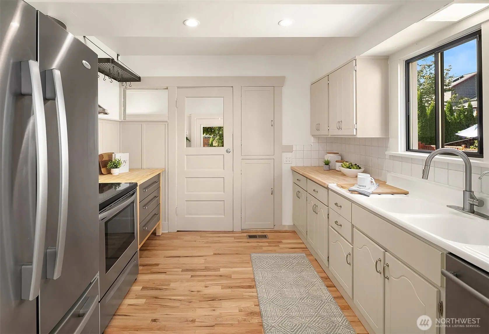 121 NE 58th Street , Seattle, WA 98105-2712