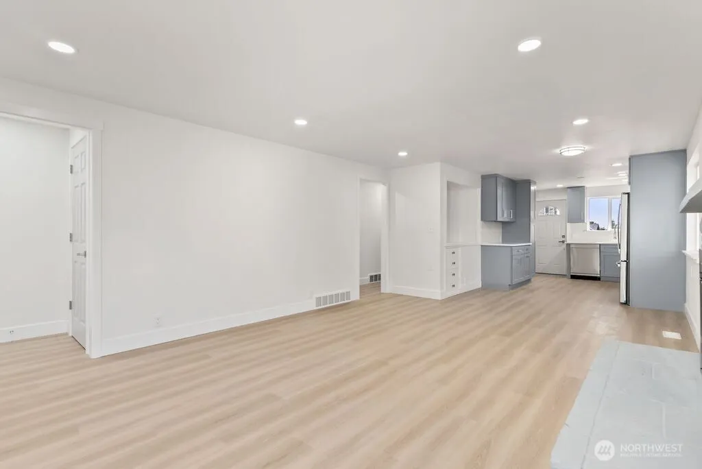 4231 S Graham Street , Seattle, WA 98118
