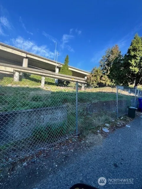 4048 Pasadena Place NE, Seattle, WA 98105