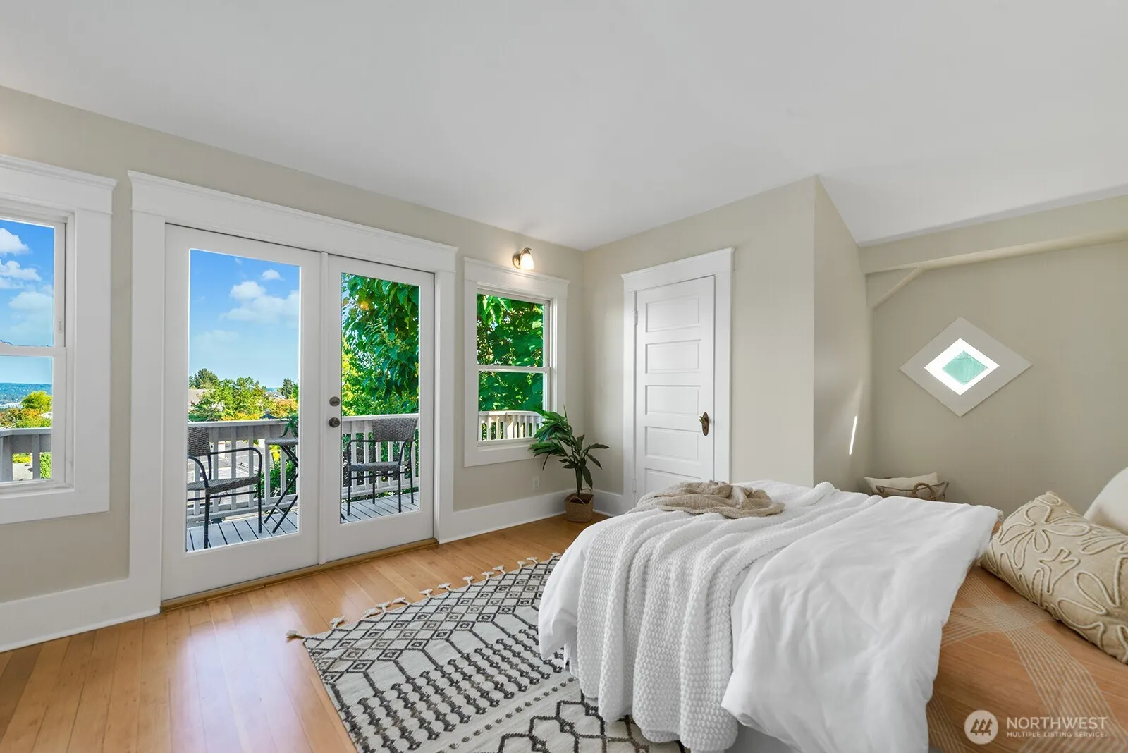 1242 16th Avenue E, Seattle, WA 98112