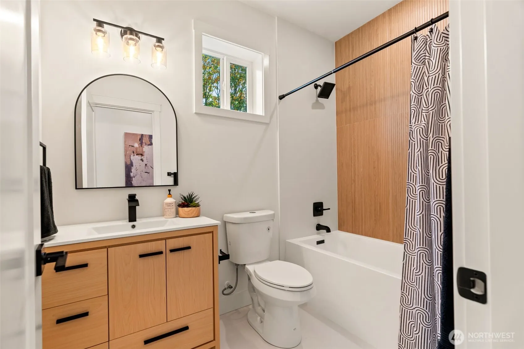 742 N 104th Street , Seattle, WA 98133