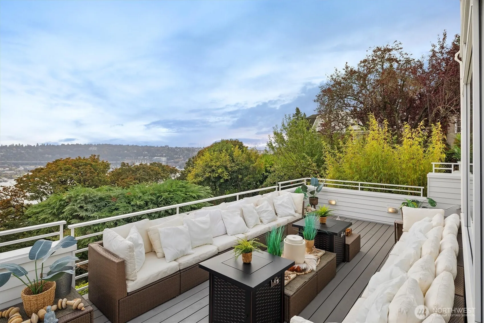 2202 5th Avenue N, Seattle, WA 98109