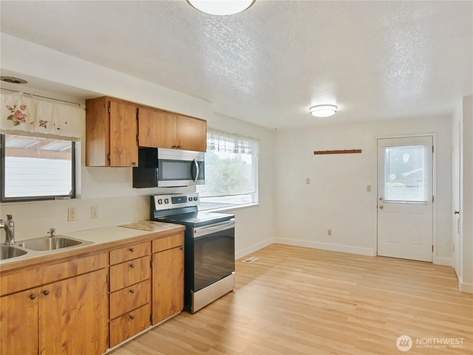 2612 204th Street SW, Lynnwood, WA 98036-6946