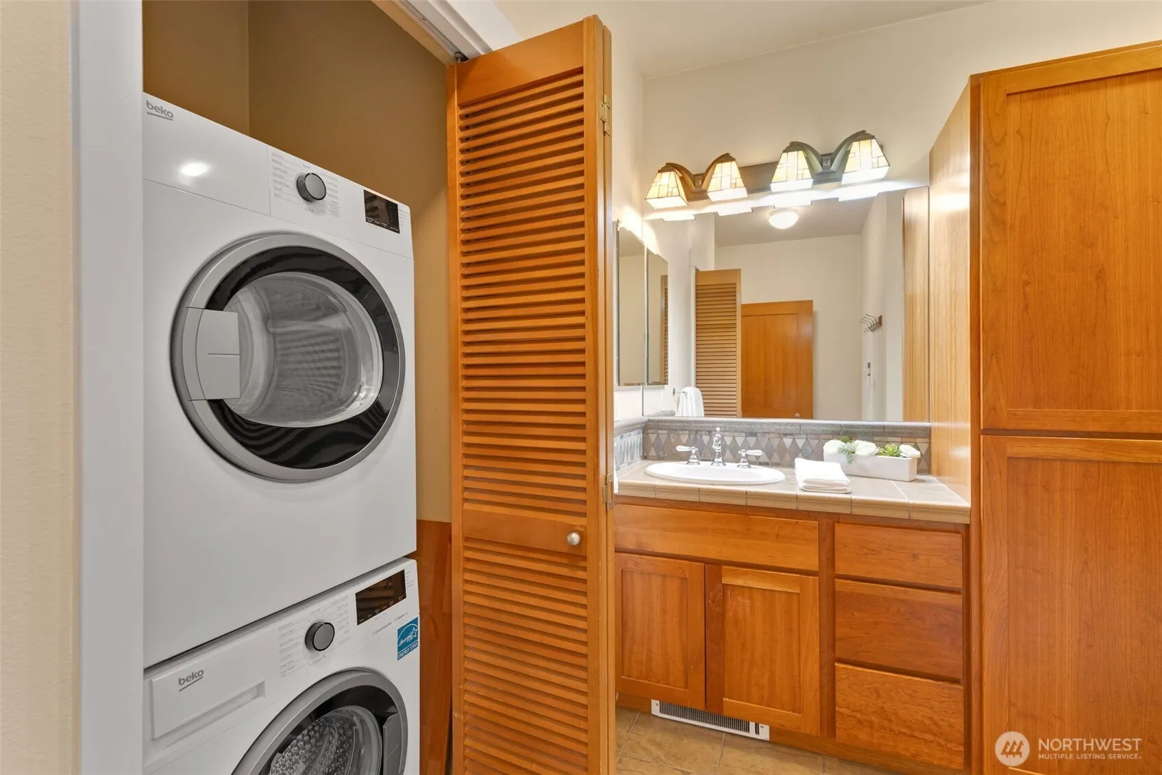 6015 Phinney Avenue N #402, Seattle, WA 98103
