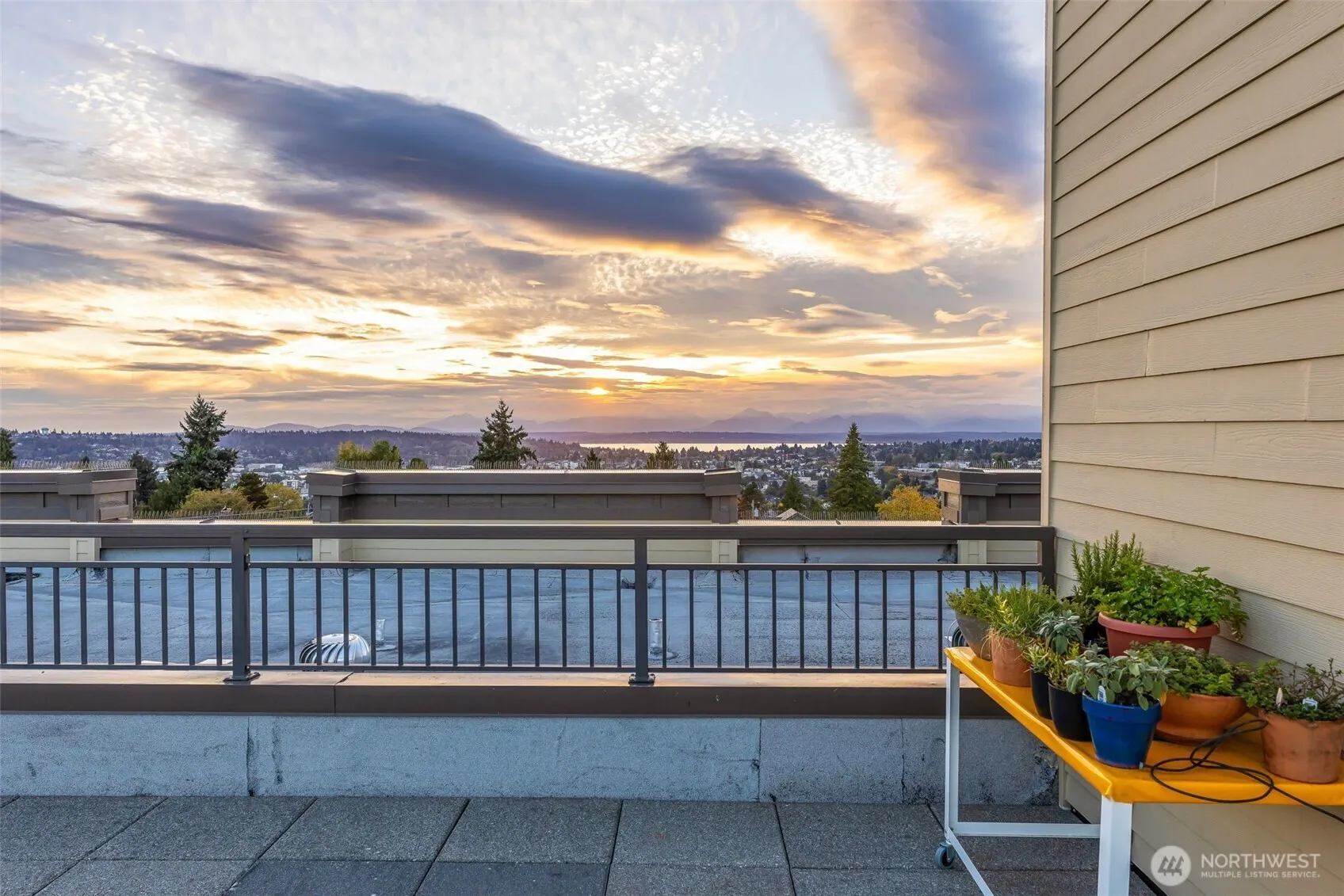 6015 Phinney Avenue N #402, Seattle, WA 98103