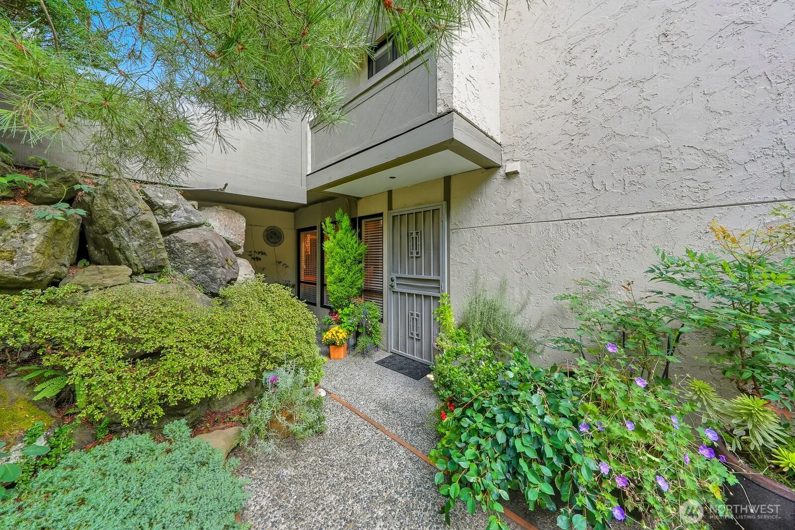 6562 Park Point Way NE #B106, Seattle, WA 98115