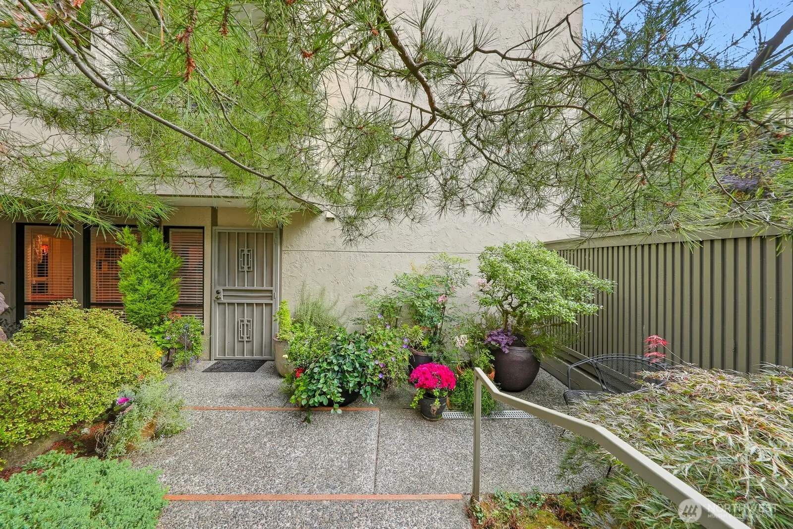 6562 Park Point Way NE #B106, Seattle, WA 98115