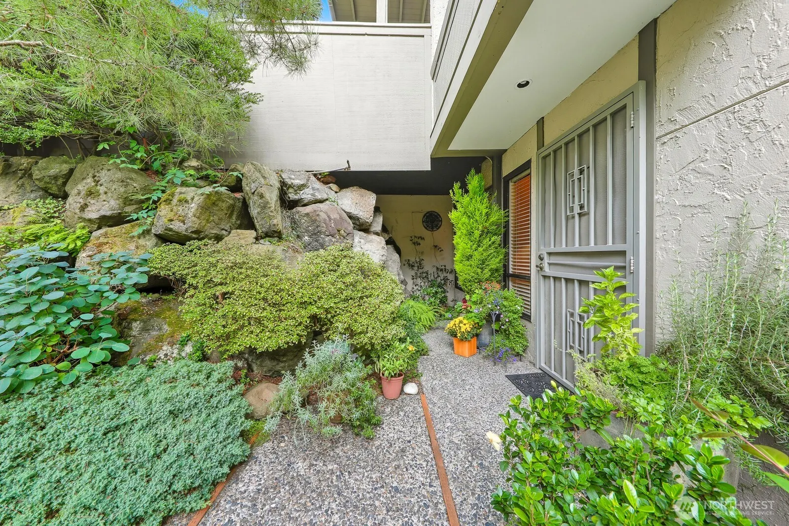 6562 Park Point Way NE #B106, Seattle, WA 98115