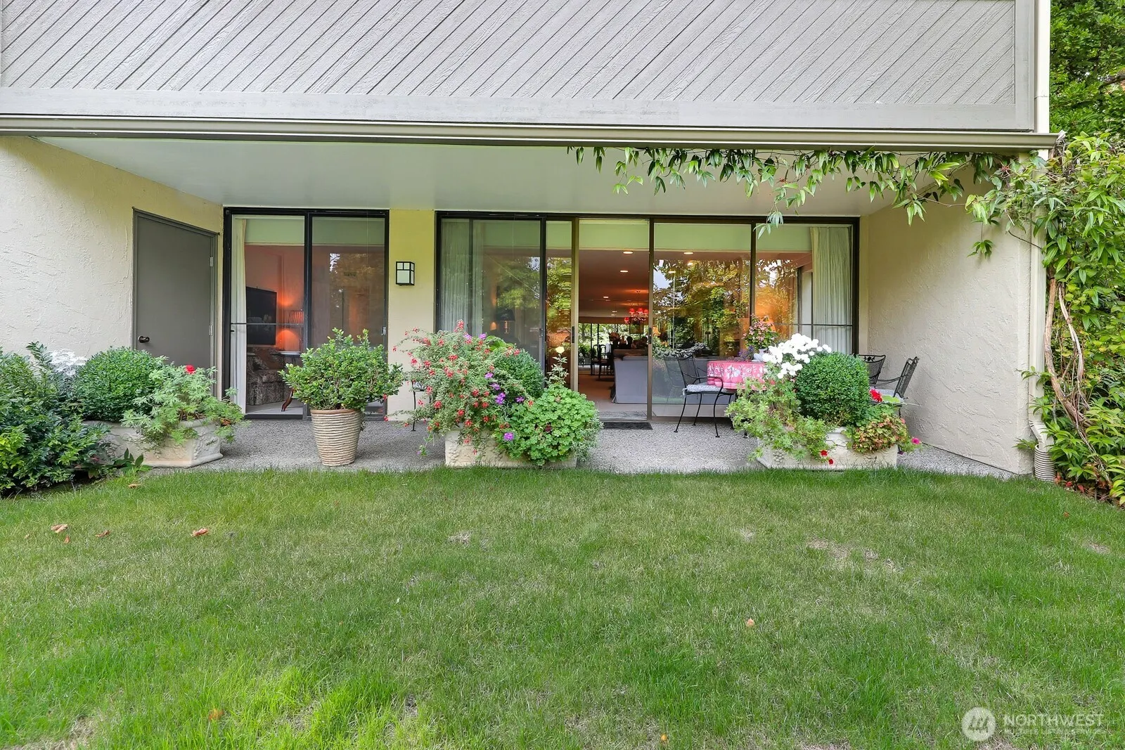 6562 Park Point Way NE #B106, Seattle, WA 98115