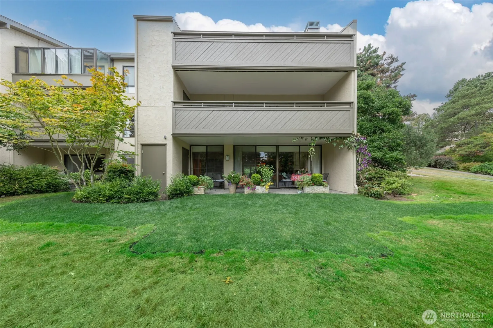6562 Park Point Way NE #B106, Seattle, WA 98115