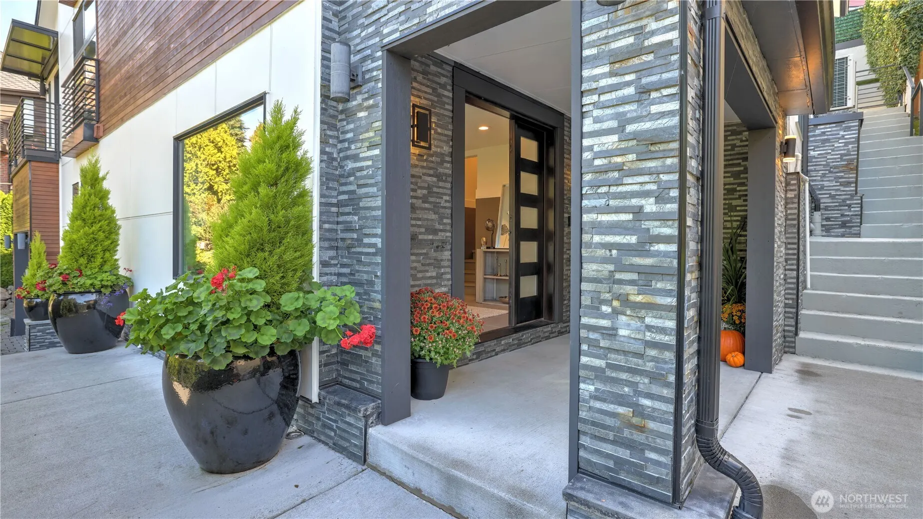 4527 W Raye Street , Seattle, WA 98199