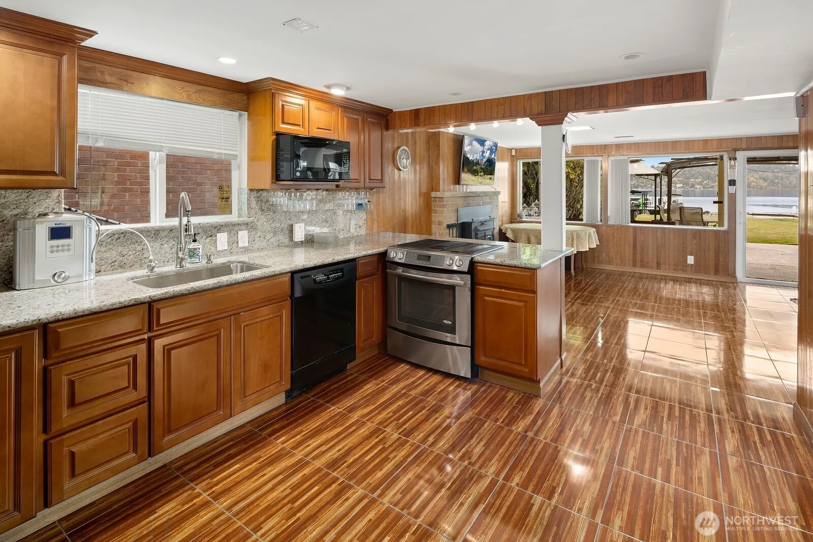 10008 Rainier Avenue S, Seattle, WA 98178-2547
