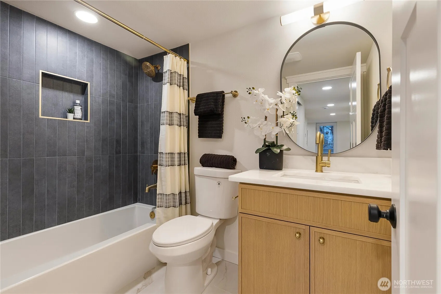 605 32nd Avenue , Seattle, WA 98122