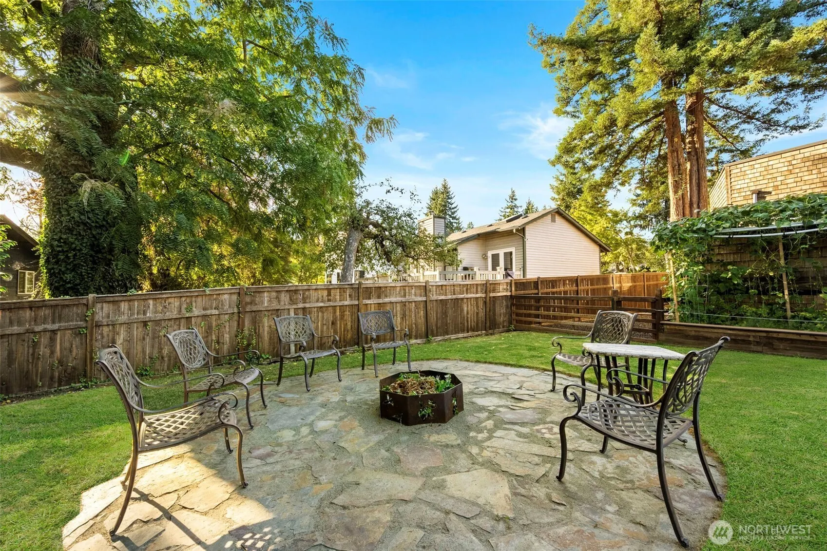 639 12th Avenue , Kirkland, WA 98033-5114