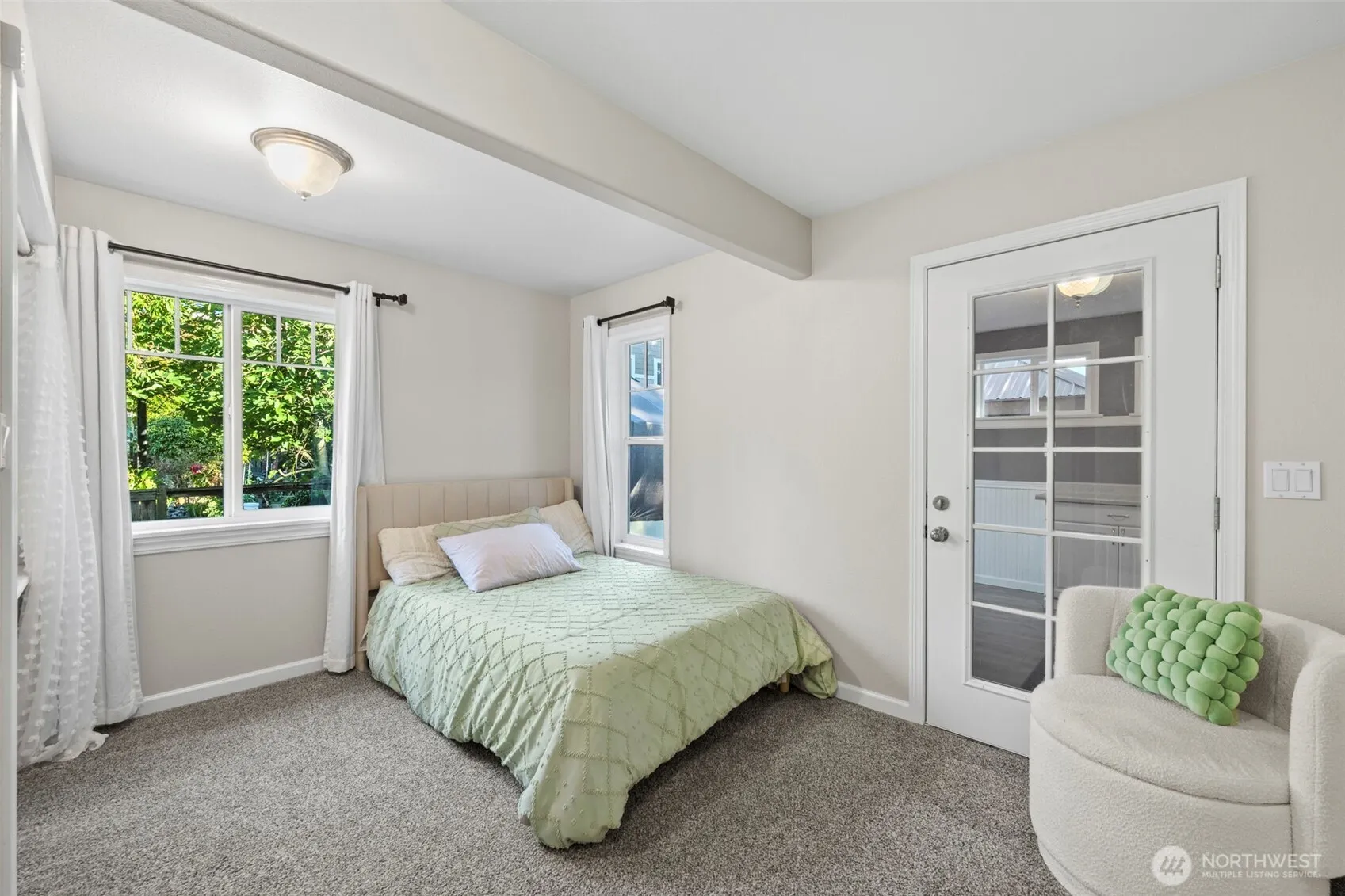 639 12th Avenue , Kirkland, WA 98033-5114