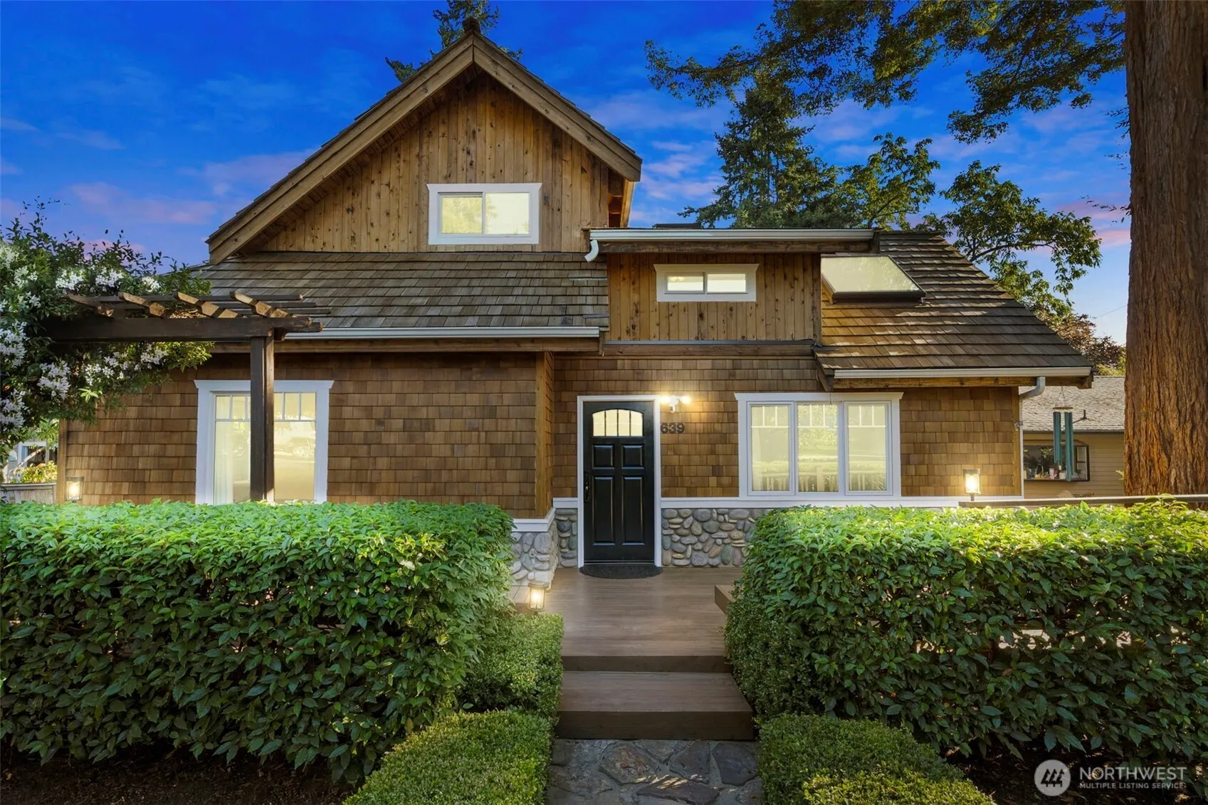 639 12th Avenue , Kirkland, WA 98033-5114