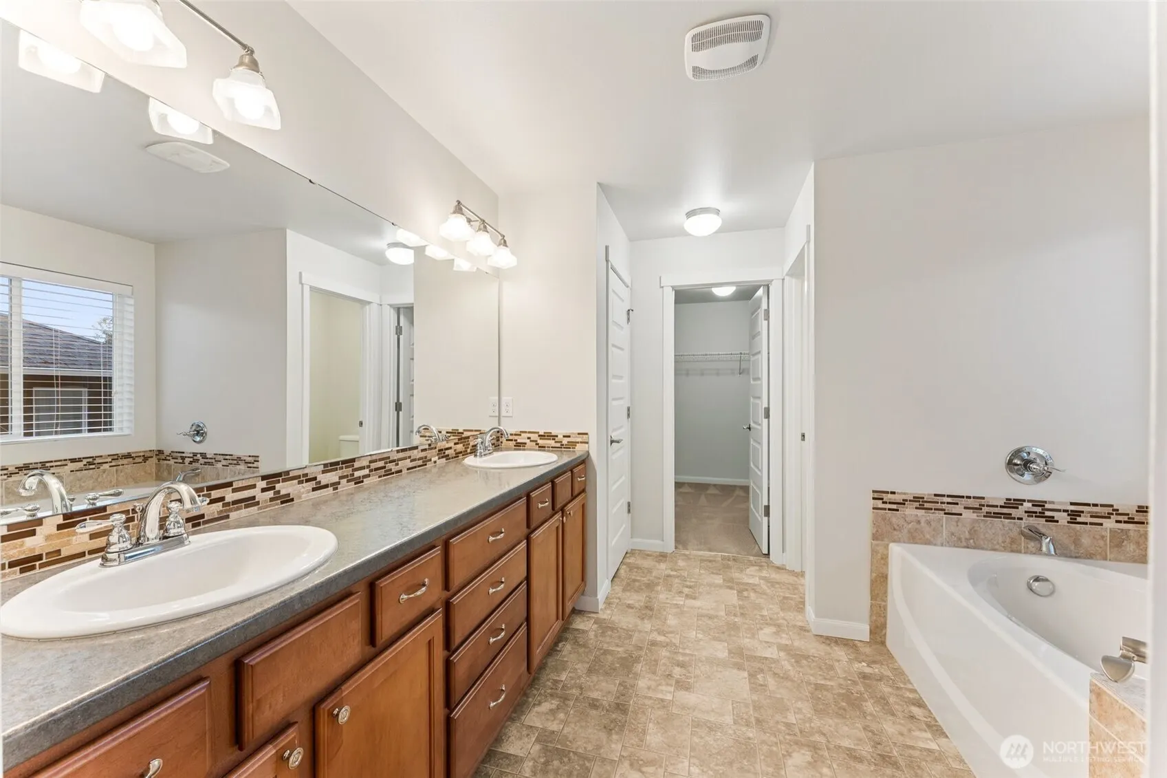 9526 S 235th Place , Kent, WA 98031