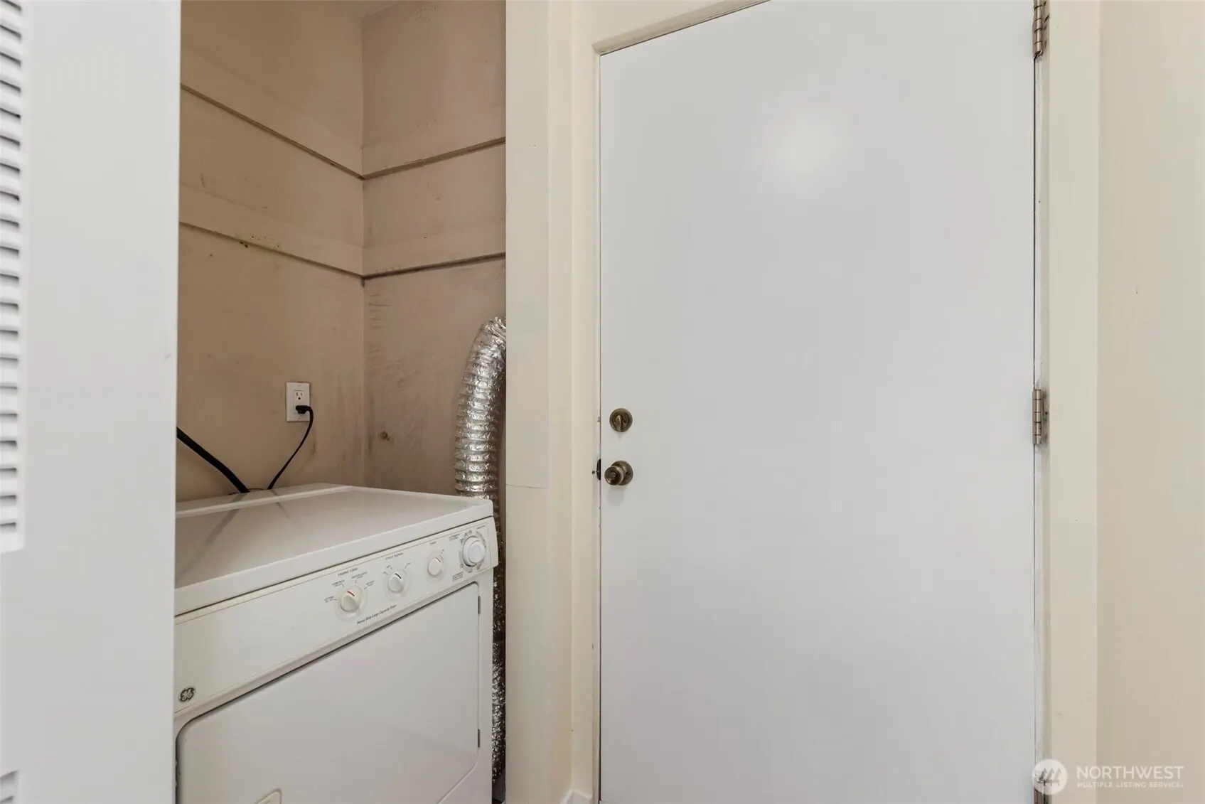500 W Olympic Place #203, Seattle, WA 98119