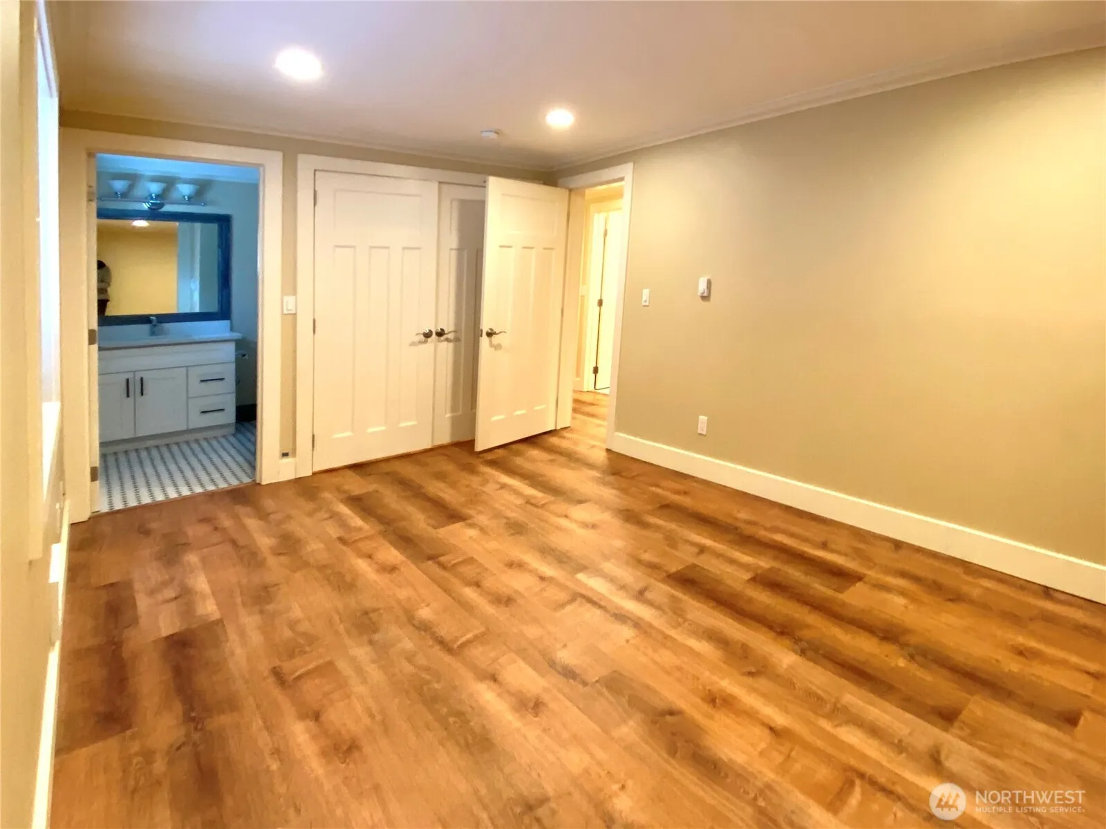 400 NE 50th Street , Seattle, WA 98105