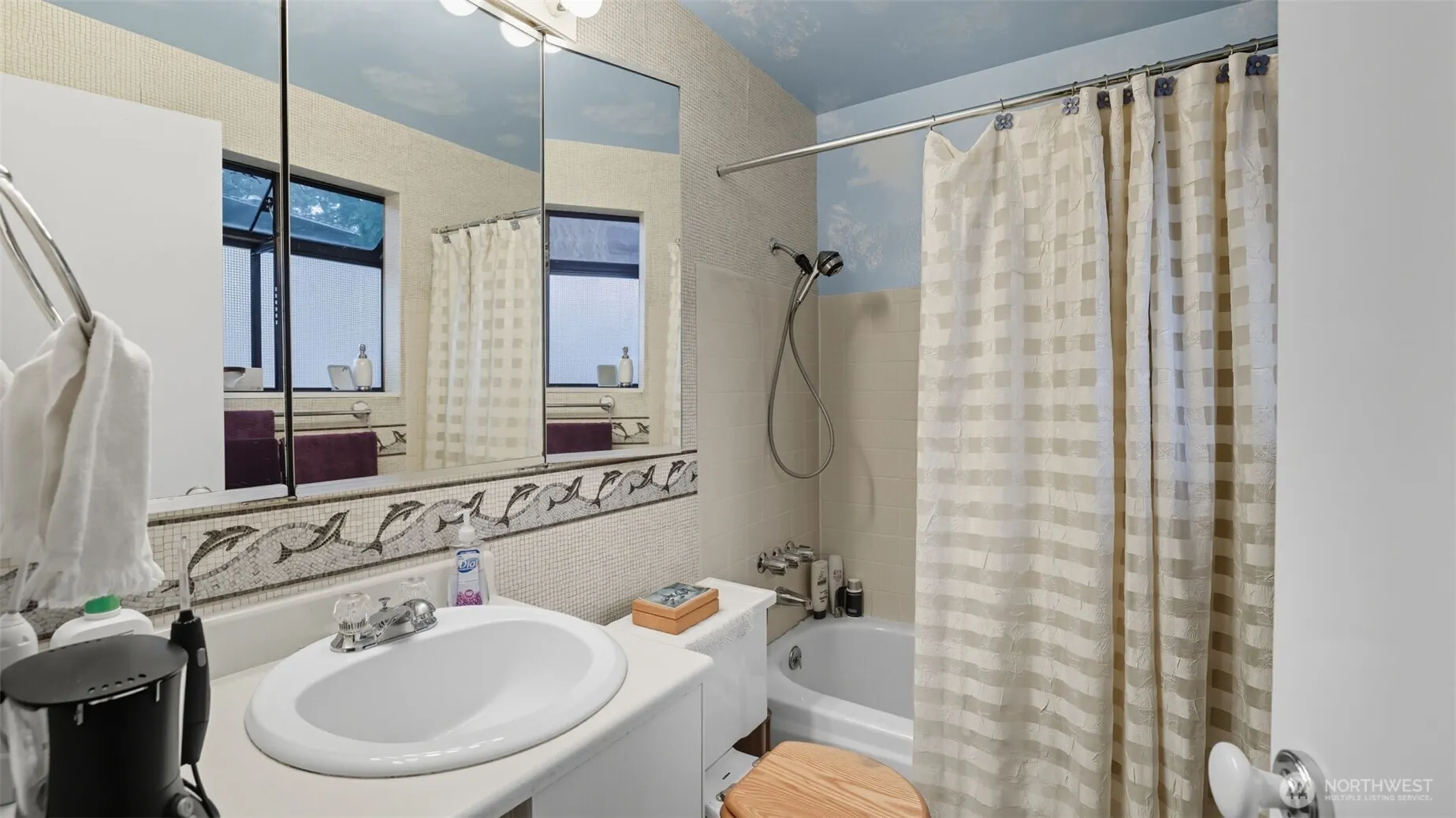 2001 Camas Court SE, Renton, WA 98055-4514