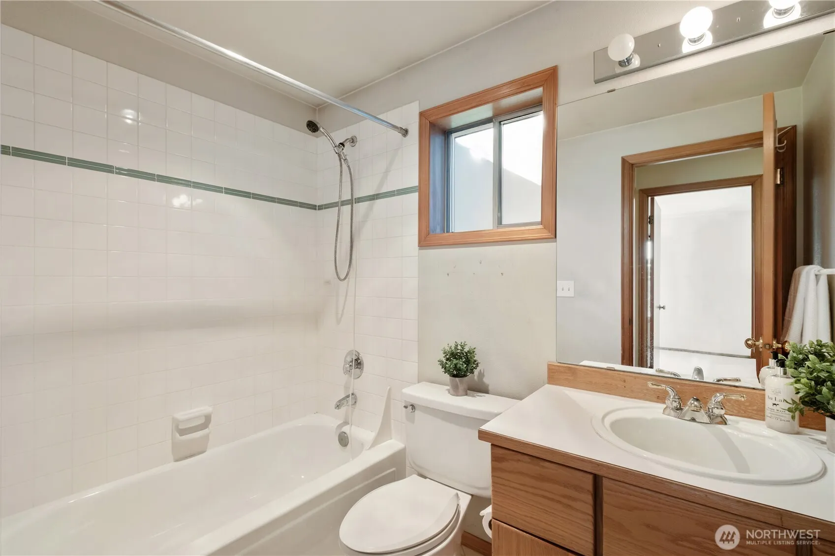 7044 18th Avenue NE, Seattle, WA 98115