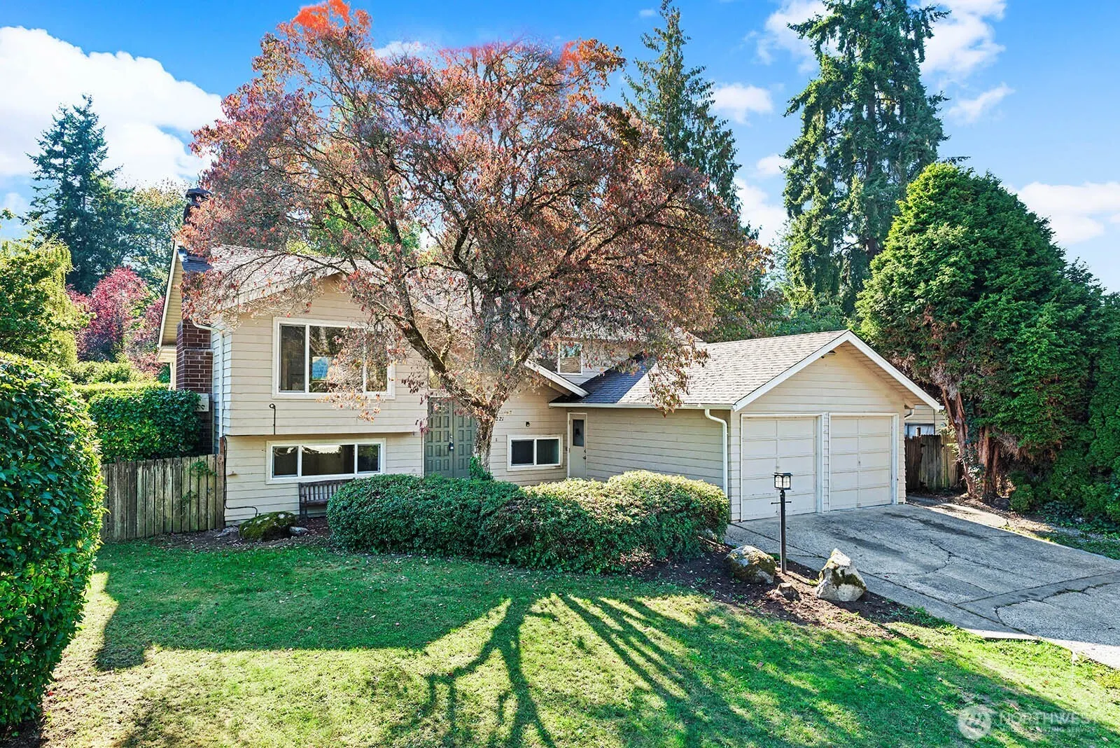 14221 SE 10th Place , Bellevue, WA 98007-5416