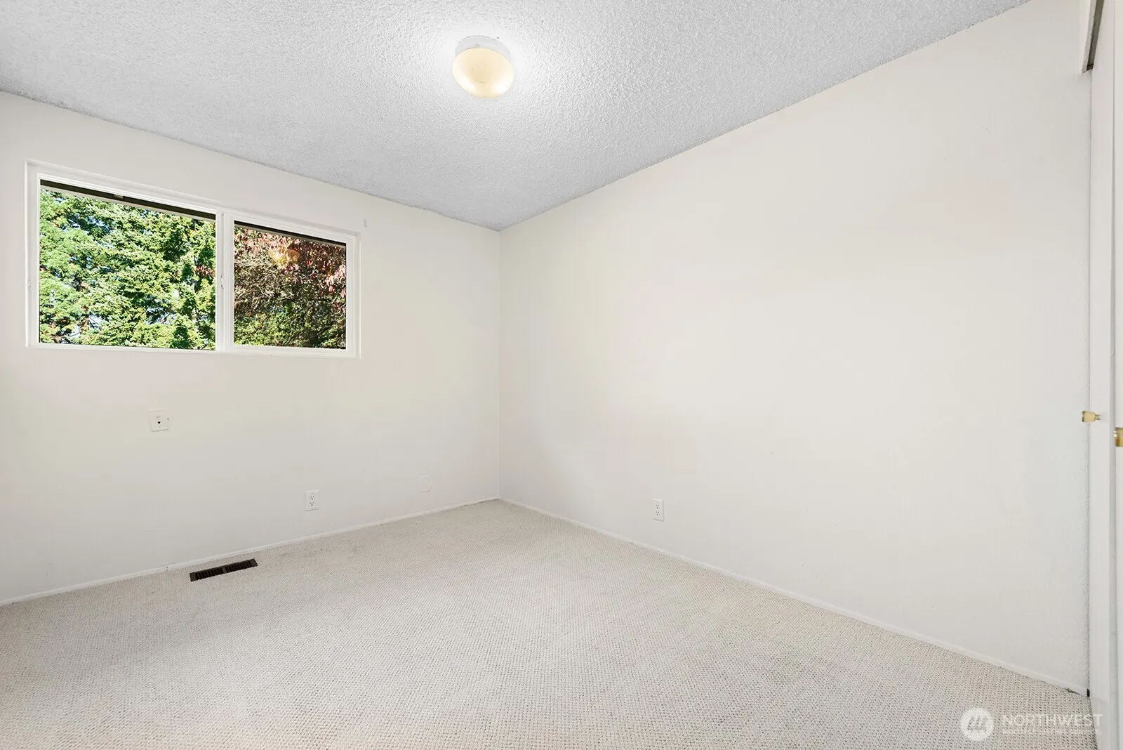 14221 SE 10th Place , Bellevue, WA 98007-5416