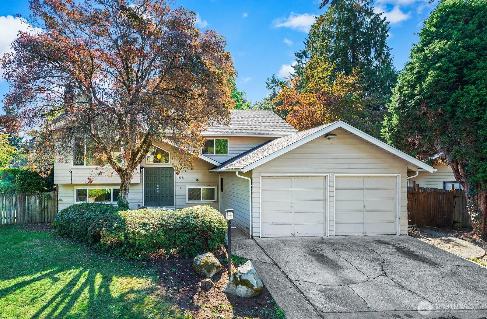 14221 SE 10th Place , Bellevue, WA 98007-5416