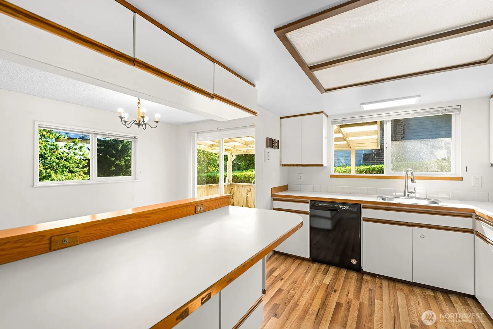 14221 SE 10th Place , Bellevue, WA 98007-5416