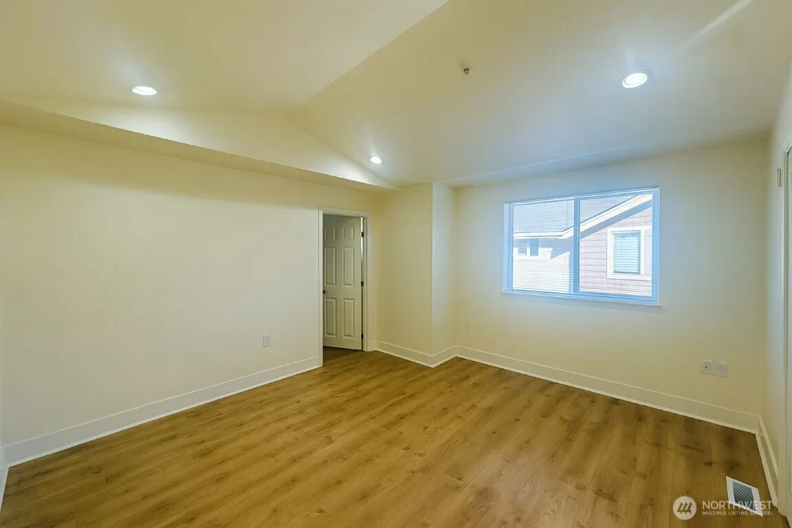 978 Edmonds Avenue NE #F, Renton, WA 98056